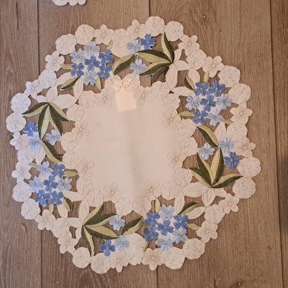 WIMPOLE STREET CREATIONS - TABLE RUNNERS 4 PC Dutch Lace, Handmade - Picture 2 of 4